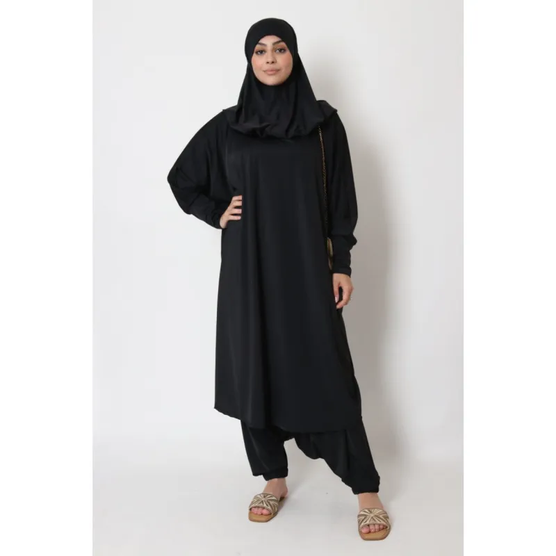 Zwarte abaya met hijab en sandalen in jilbab burkini stijl