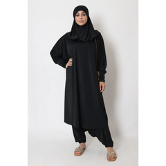 Zwarte abaya met hijab en sandalen in jilbab burkini stijl
