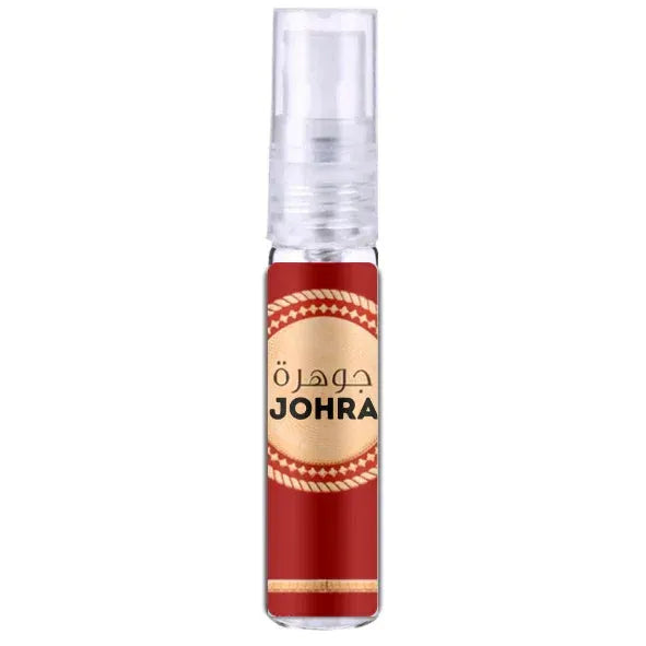Een slanke rode en gouden johra sprayfles van 100 ml met een doorzichtige dop en een sierlijk rond etiket