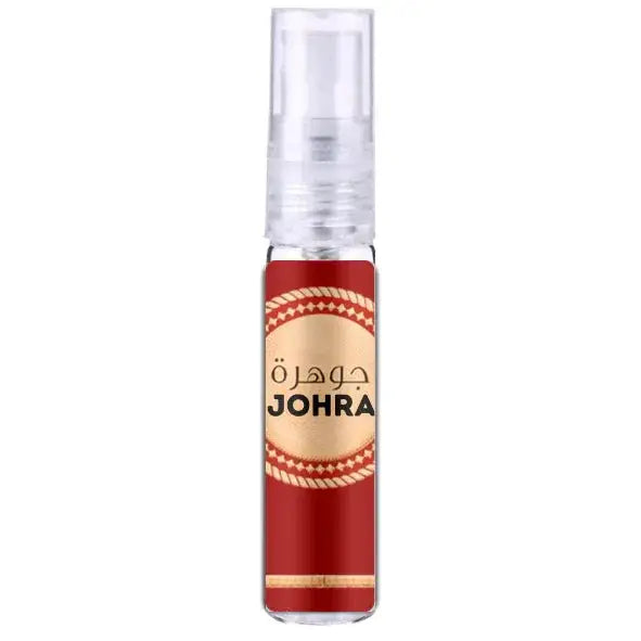 Een slanke rode en gouden johra sprayfles van 100 ml met een doorzichtige dop en een sierlijk rond etiket