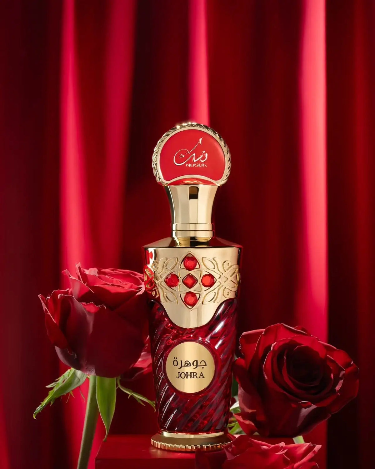 Een luxueuze rode en gouden johra edp 100 ml parfumfles met gebeeldhouwde patronen en robijnrode accenten