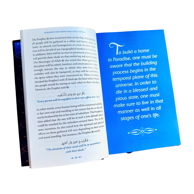 Open boek met religieuze tekst voor Judgement Day Deeds That Light the Way