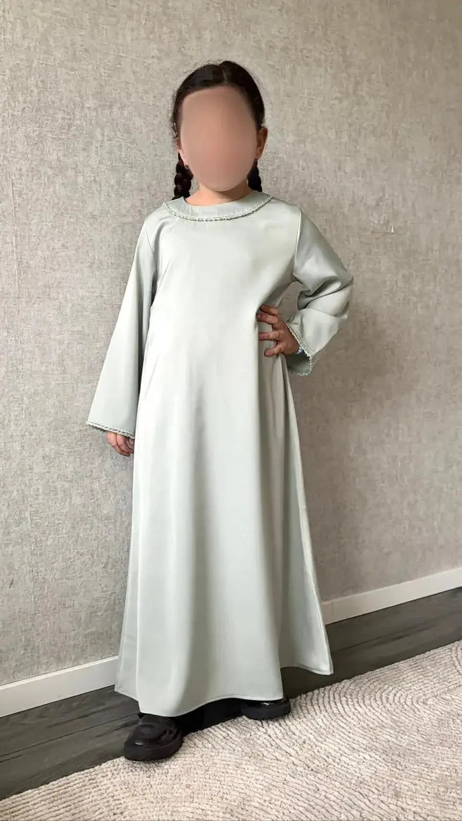 Zachte muntgroene kaftan abaya houda met lange mouwen en fijne kralenrand langs halslijn en manchetten