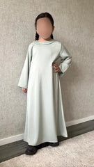 Zachte muntgroene kaftan abaya houda met lange mouwen en fijne kralenrand langs halslijn en manchetten