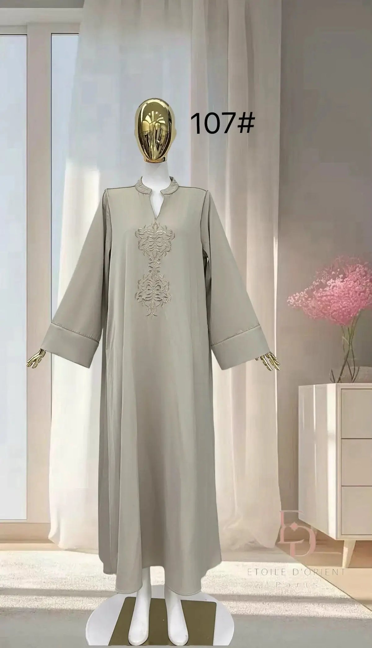 Beige lange mouw kaftan abaya mayar met gedetailleerd zilver borduurwerk op de borst voor dames