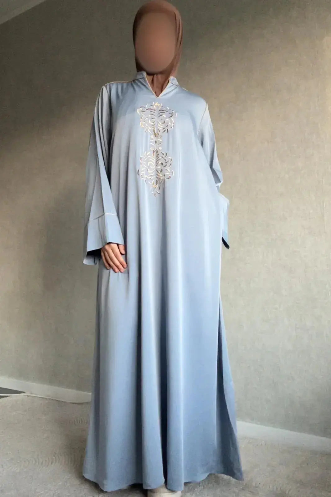 Lichte blauwe kaftan abaya mayar dames met fijne witte borduring bij de halslijn