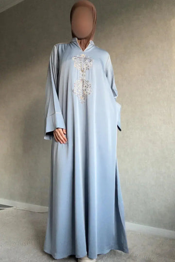 Lichte blauwe kaftan abaya mayar dames met fijne witte borduring bij de halslijn