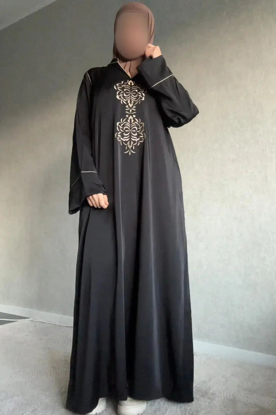 Zwarte kaftan abaya mayar dames met fijne gouden borduursels en subtiele witte biezen aan de mouwen