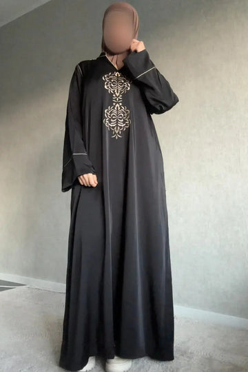 Zwarte kaftan abaya mayar dames met fijne gouden borduursels en subtiele witte biezen aan de mouwen