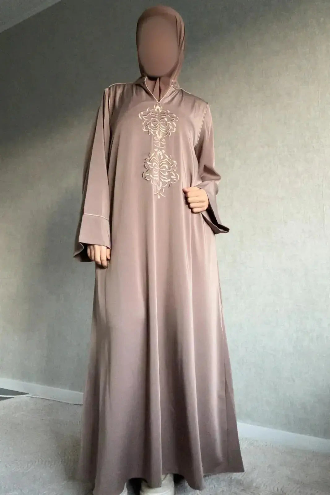 Taupe kaftan abaya mayar dames met ingewikkelde gouden borduurwerk op borst en lange mouwen