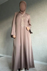 Taupe kaftan abaya mayar dames met ingewikkelde gouden borduurwerk op borst en lange mouwen