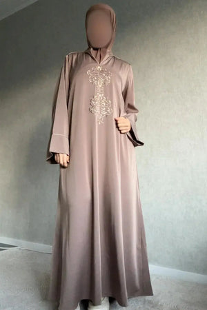 Taupe kaftan abaya mayar dames met ingewikkelde gouden borduurwerk op borst en lange mouwen