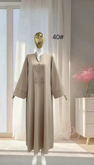 Beige kaftan abaya mayar dames met lange mouwen en fijne gouden borduurwerk op de borst
