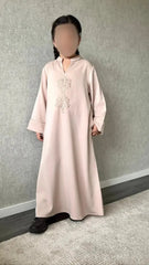 Kaftan abaya mayar zachte blush roze lange mouwen jurk met delicate geborduurde bloemen op de borst