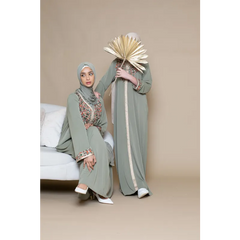 Sagegroene abaya met witte rand en bloemmotief, bijpassende hijab