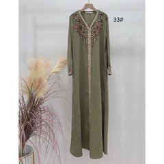 Olifgroene abaya met bloemmotieven en gouden accenten - Kaftan Aliyah (Binti)