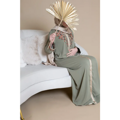 Sagegroene abaya Kaftan Aliyah (Binti) met borduurwerk en roze rand