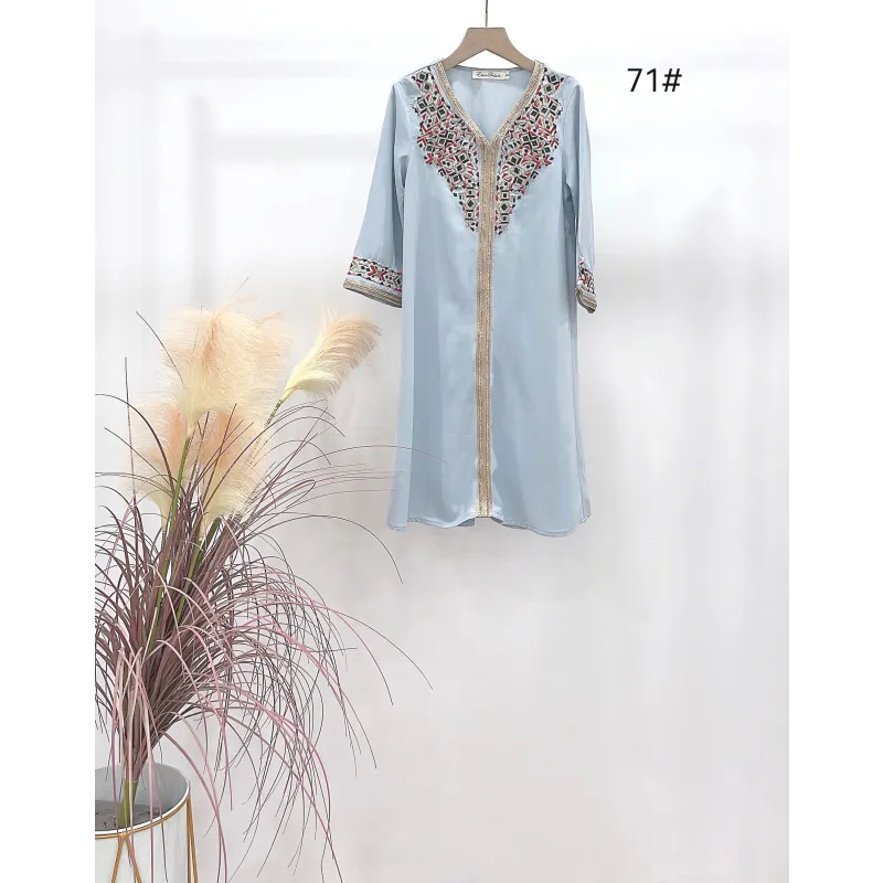 Lichtblauwe geborduurde kaftan Aliyah (Binti) met gouden accenten en V-hals