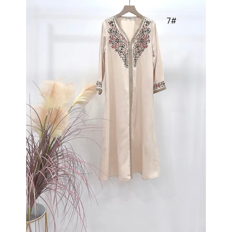 Beige geborduurde abaya met zilveren versieringen en V-hals, Kaftan Aliyah (Binti)