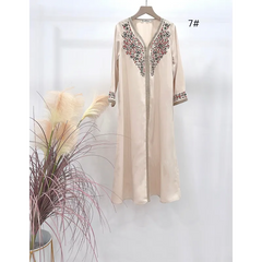 Beige geborduurde abaya met zilveren versieringen en V-hals, Kaftan Aliyah (Binti)