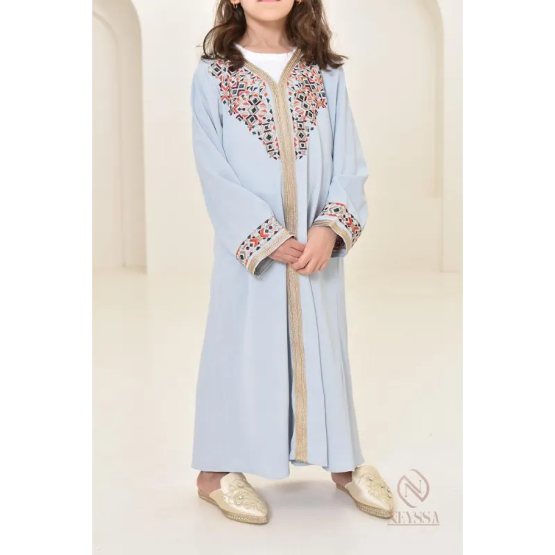 Bleke blauwe geborduurde abaya met beige rand en gouden schoenen, Kaftan Aliyah (Binti)