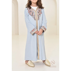 Bleke blauwe geborduurde abaya met beige rand en gouden schoenen, Kaftan Aliyah (Binti)