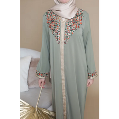 Mintgroene geborduurde abaya met bloemmotieven en gouden accenten Kaftan Aliyah Binti