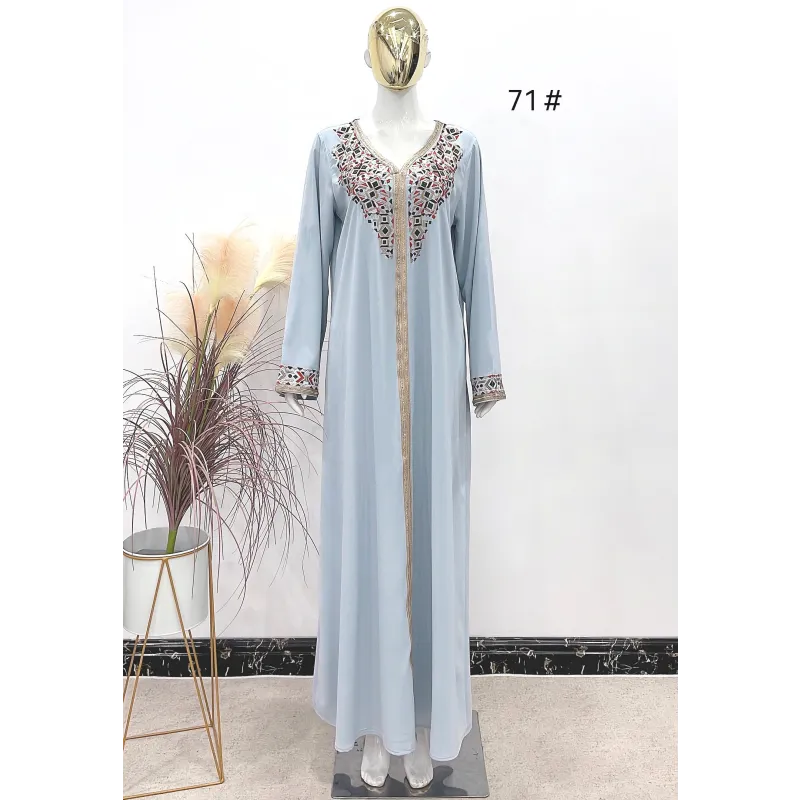 Lichtblauwe geborduurde abaya met gouden accenten en V-hals, Kaftan Aliyah (Ummi)