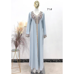 Lichtblauwe geborduurde abaya met gouden accenten en V-hals, Kaftan Aliyah (Ummi)