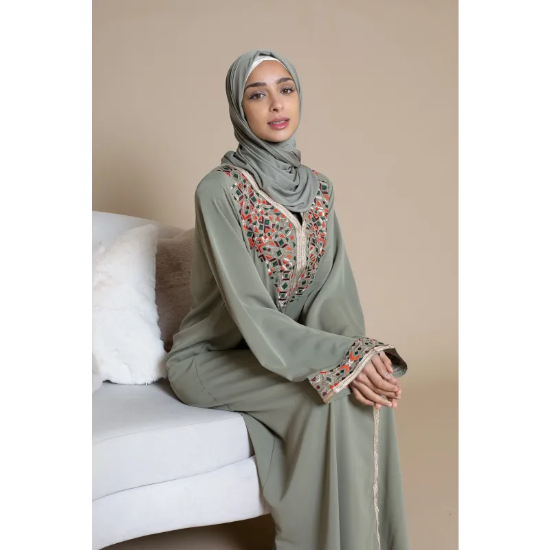Sagegroene bloemige abaya met geborduurde details en bijpassende hijab Kaftan Aliyah Ummi