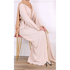 Mooi luxe kaftan Faouzia Binti: beige abaya met gouden details en hijab