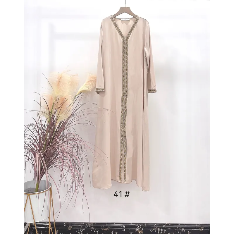 Mooi luxe kaftan Faouzia Binti beige abaya met bewerkte kralen en lange mouwen