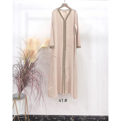 Mooi luxe kaftan Faouzia Binti beige abaya met bewerkte kralen en lange mouwen