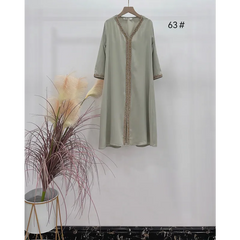 Mooi luxe kaftan Faouzia Binti in saliegroene jurk met bewerkte rand