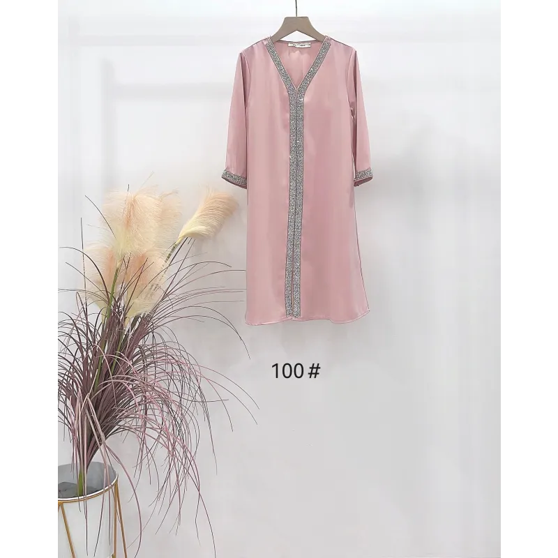 Mooi luxe kaftan Faouzia Binti in pastelroze chiffon met zilveren details