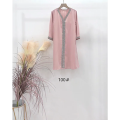Mooi luxe kaftan Faouzia Binti in pastelroze chiffon met zilveren details