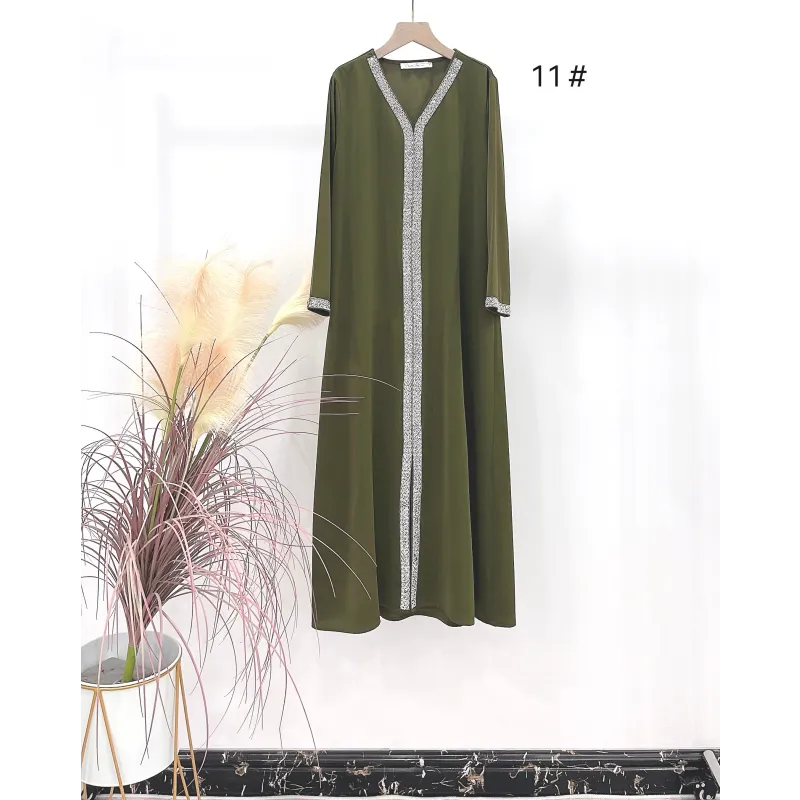 Mooi luxe kaftan Faouzia Binti in olijfgroen met zilveren versieringen en V-hals