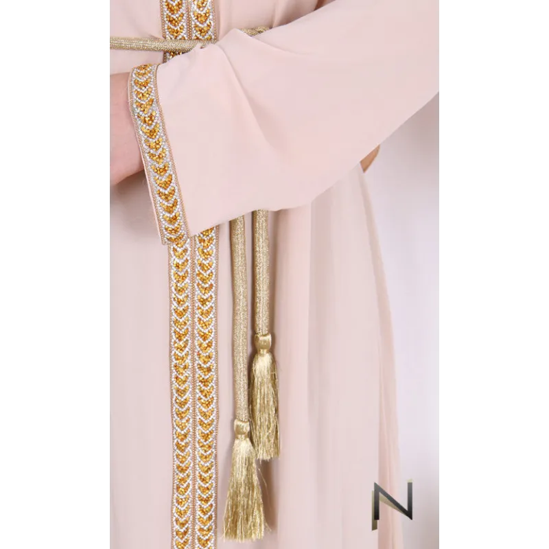Mooi luxe kaftan Faouzia Binti: pastelroze abaya met gouden borduurwerk en kwastjes, Zara