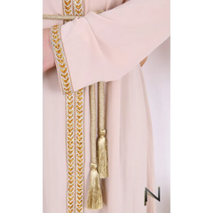 Mooi luxe kaftan Faouzia Binti: pastelroze abaya met gouden borduurwerk en kwastjes, Zara