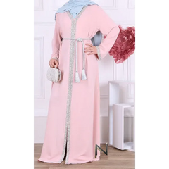 Mooi luxe kaftan Faouzia Binti in pastel pink met zilveren versieringen