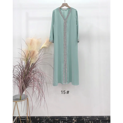 Mooi luxe kaftan Faouzia Binti: mintgroene abaya met zilveren borduurwerk