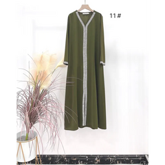 Mooi luxe kaftan Faouzia Binti: olijfgroene abaya met zilveren versieringen en V-hals