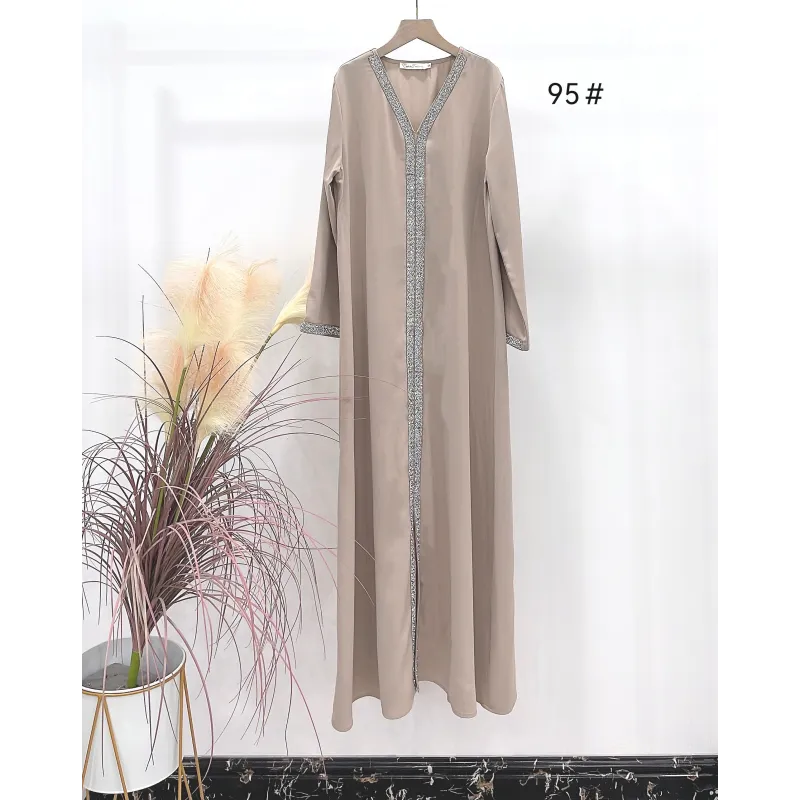 Mooi luxe kaftan Faouzia Binti beige abaya met zilveren borduurwerk