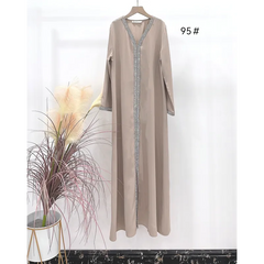 Mooi luxe kaftan Faouzia Binti beige abaya met zilveren borduurwerk