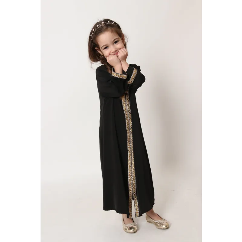 Mooi luxe kaftan Faouzia Binti met zwarte gouden borduurwerk en metallic details