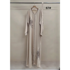 Beige geborduurd langarm jurkje met bloemenpatroon en V-hals, Kaftan Maroua Binti