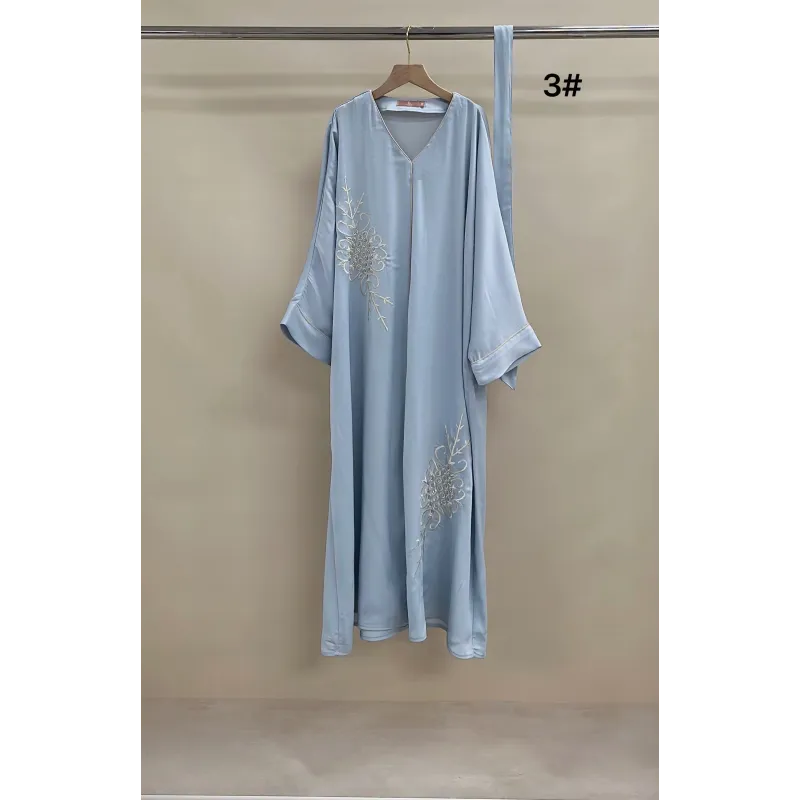 Lichtblauwe geborduurde jurk met V-hals en driekwartmouwen, Kaftan Maroua Binti