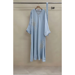 Lichtblauwe geborduurde jurk met V-hals en driekwartmouwen, Kaftan Maroua Binti
