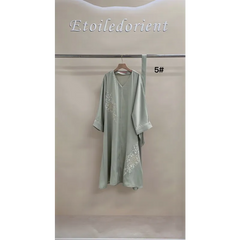 Lichtblauwe geborduurde kaftanjurk Maroua Binti met zilverdraad details