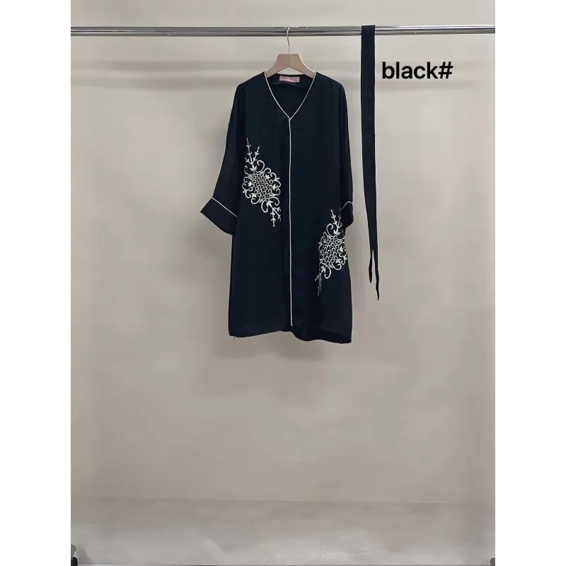 Zwarte jurk Kaftan Maroua Binti met bloemmotief en knoopsluiting